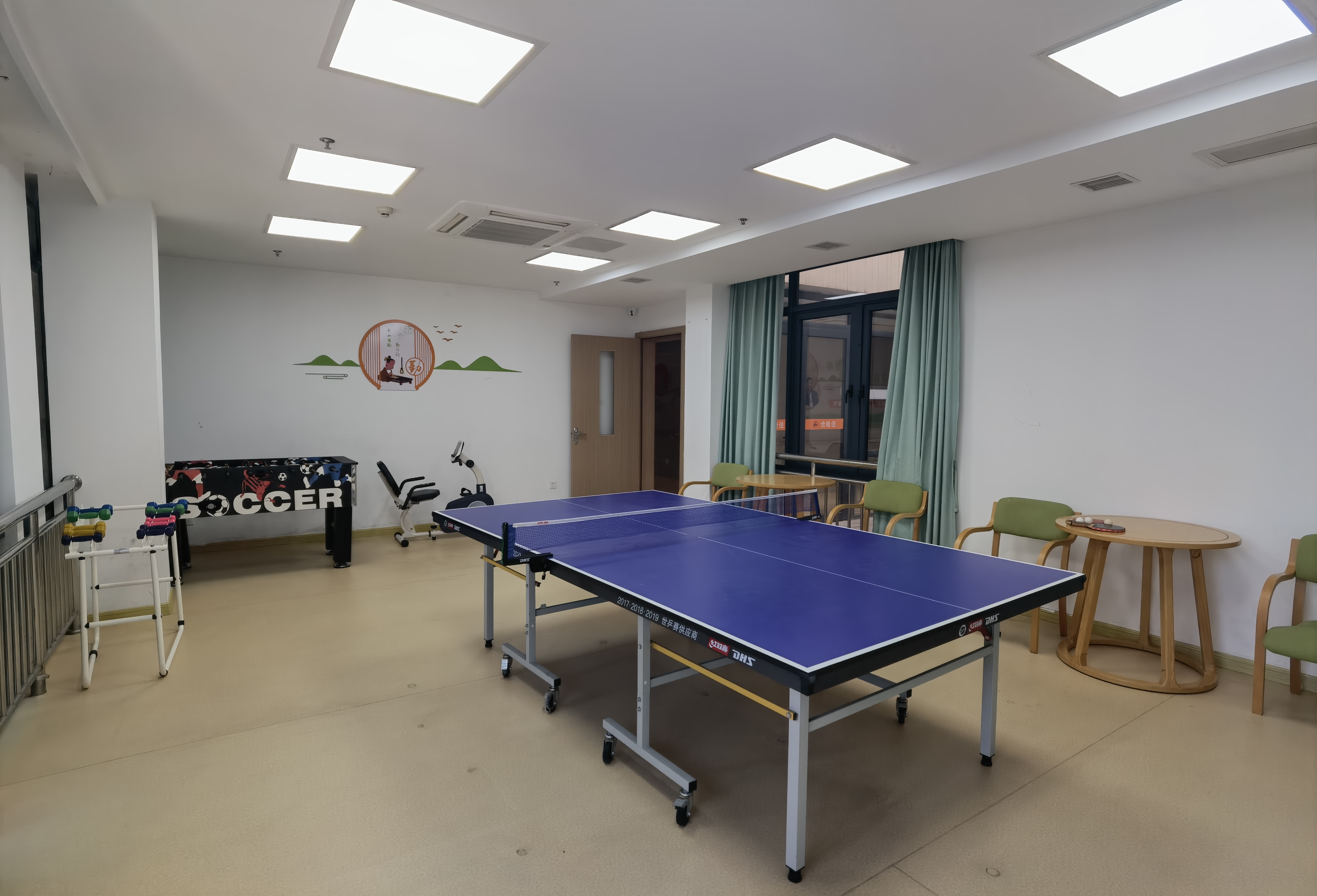 康养园娱乐活动室，设有乒乓球桌和活动器材