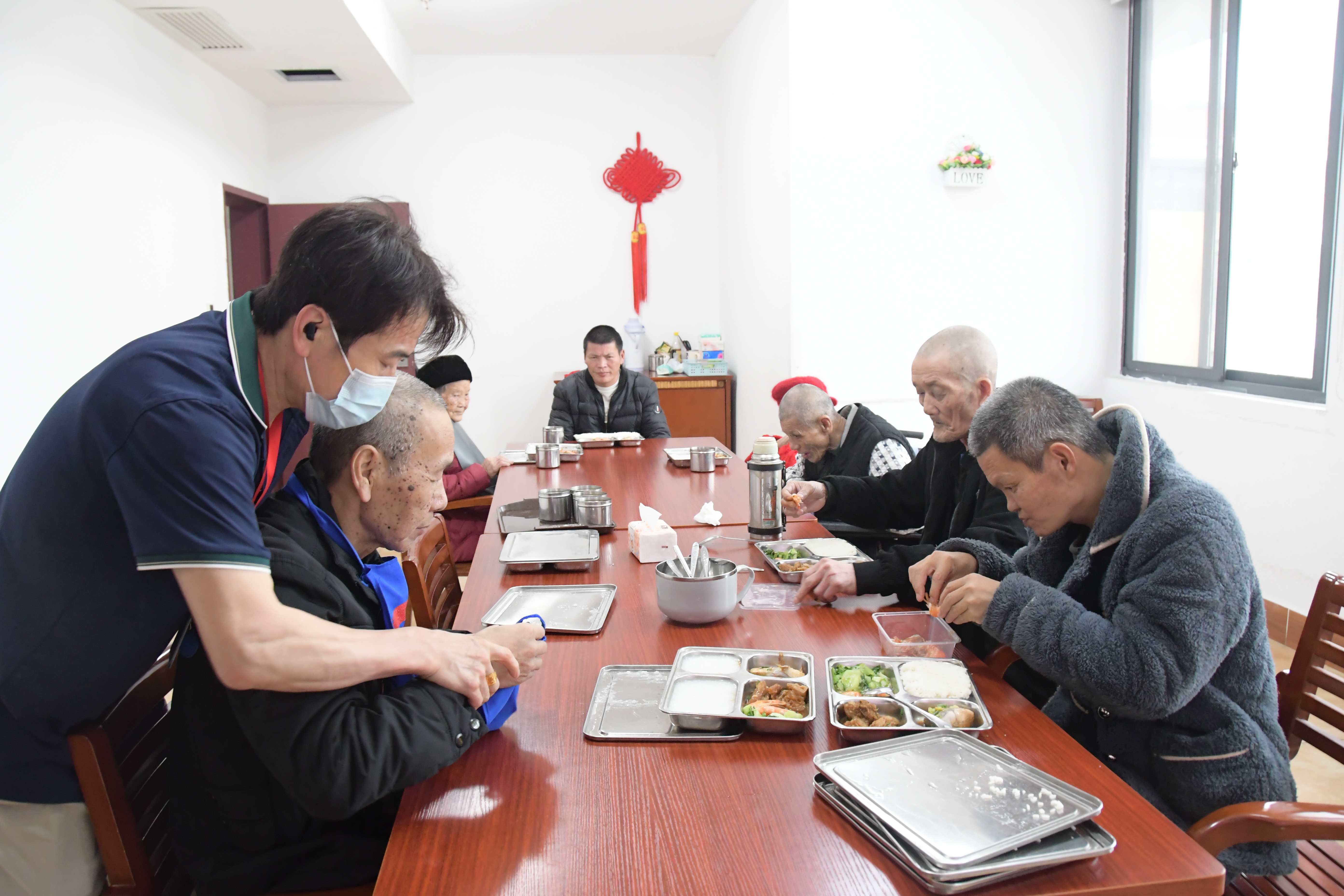 一餐一陪伴，细致照护在身边
